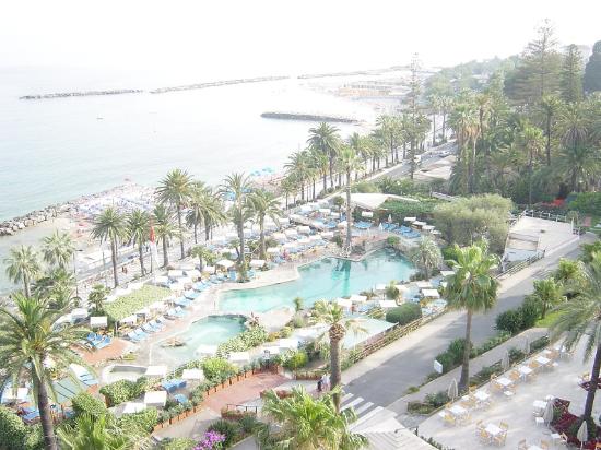http://www.liquidpoker.net/staff/Daut/royalhotelpool.jpg