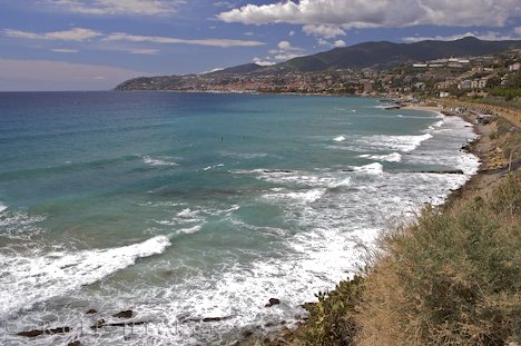 http://www.liquidpoker.net/staff/Daut/shoreline.jpg